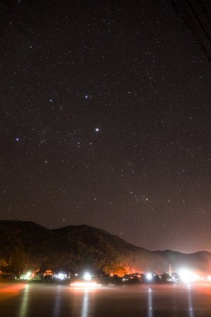 天主堂上空の星たち